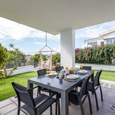 Luxury Townhouse With Rooftop Sauna & Jacuzzi Hébergement de vacances Fuengirola