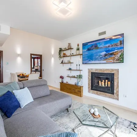 בית נופש Luxury Townhouse With Rooftop Sauna & Jacuzzi פואנגירולה