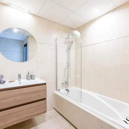 Luxury Townhouse With Rooftop Sauna & Jacuzzi *