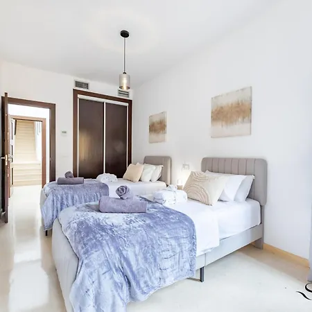 Luxury Townhouse With Rooftop Sauna & Jacuzzi בית נופש *