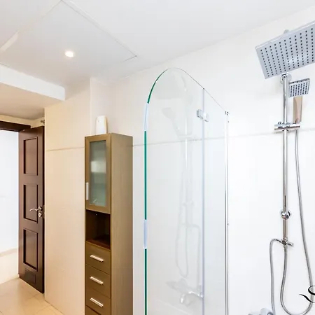 בית נופש Luxury Townhouse With Rooftop Sauna & Jacuzzi