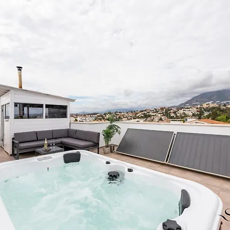 Luxury Townhouse With Rooftop Sauna & Jacuzzi בית נופש