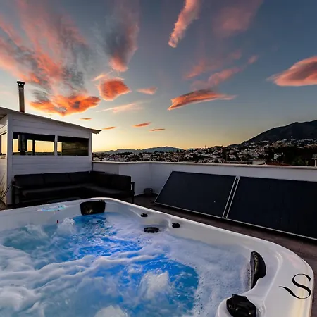 Luxury Townhouse With Rooftop Sauna & Jacuzzi Hébergement de vacances Fuengirola