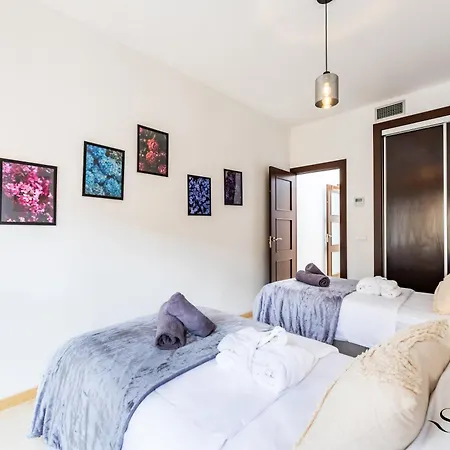 Luxury Townhouse With Rooftop Sauna & Jacuzzi