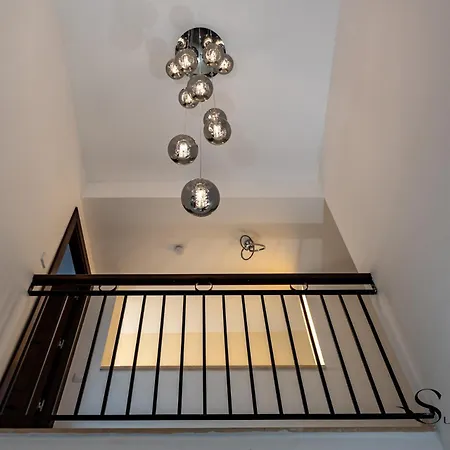 Luxury Townhouse With Rooftop Sauna & Jacuzzi *