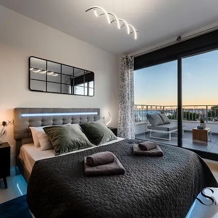 Сasa de vacaciones Luxury Townhouse With Rooftop Sauna & Jacuzzi *