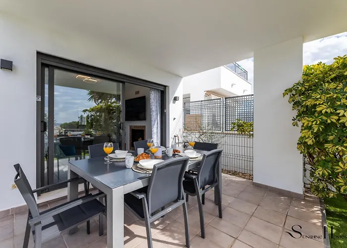 別荘 Luxury Townhouse With Rooftop Sauna & Jacuzzi