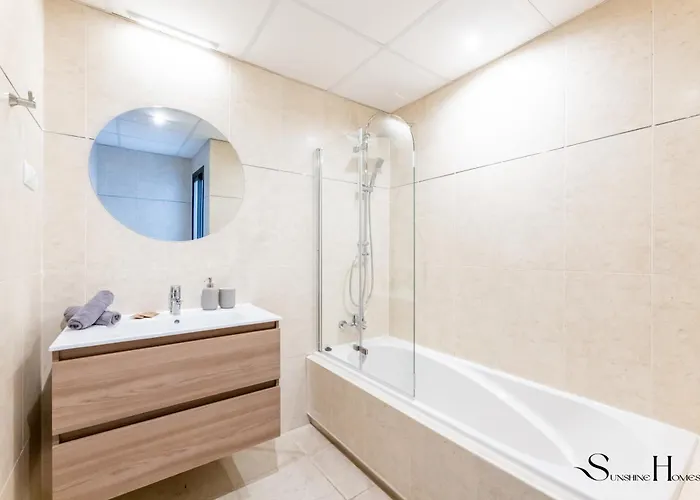 Luxury Townhouse With Rooftop Sauna & Jacuzzi *