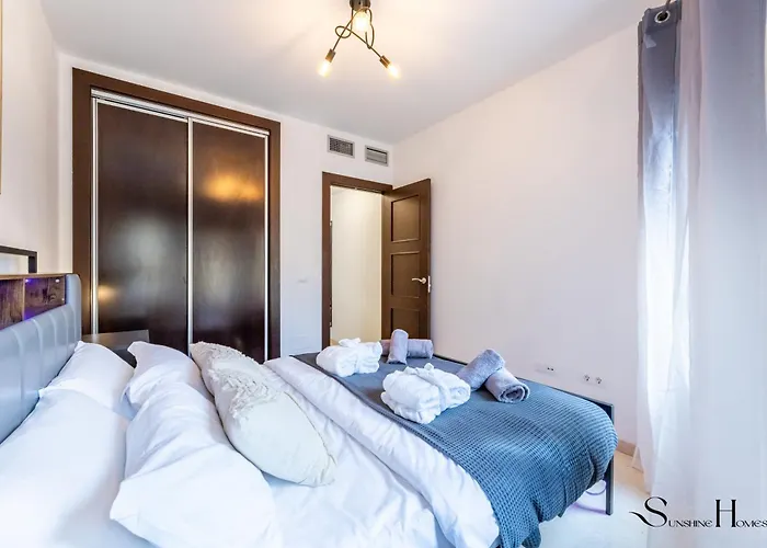 Luxury Townhouse With Rooftop Sauna & Jacuzzi 度假居