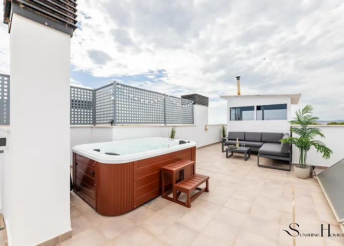 Luxury Townhouse With Rooftop Sauna & Jacuzzi フエンヒロラ