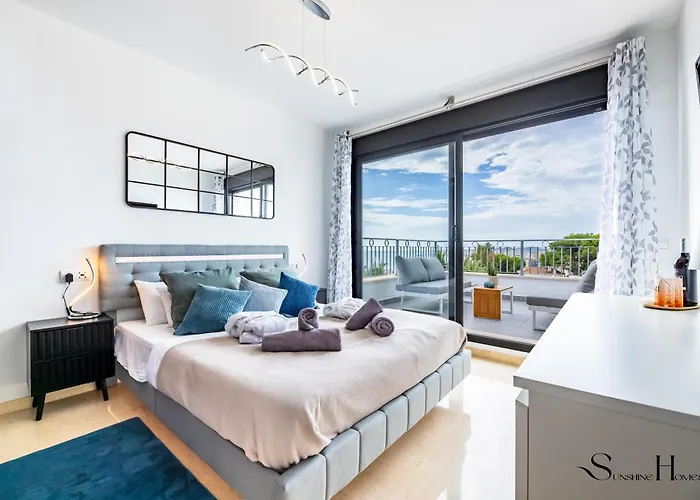 Luxury Townhouse With Rooftop Sauna & Jacuzzi 別荘 フエンヒロラ