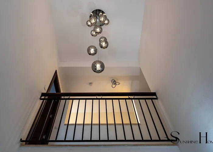 Luxury Townhouse With Rooftop Sauna & Jacuzzi *