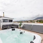 Luxury Townhouse With Rooftop Sauna & Jacuzzi Casa vacanze