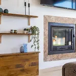 Luxury Townhouse With Rooftop Sauna & Jacuzzi Nyaraló *