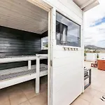 Luxury Townhouse With Rooftop Sauna & Jacuzzi Nyaraló