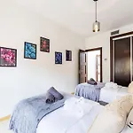 Luxury Townhouse With Rooftop Sauna & Jacuzzi