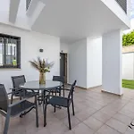 Luxury Townhouse With Rooftop Sauna & Jacuzzi Nyaraló *