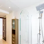 Nyaraló Luxury Townhouse With Rooftop Sauna & Jacuzzi
